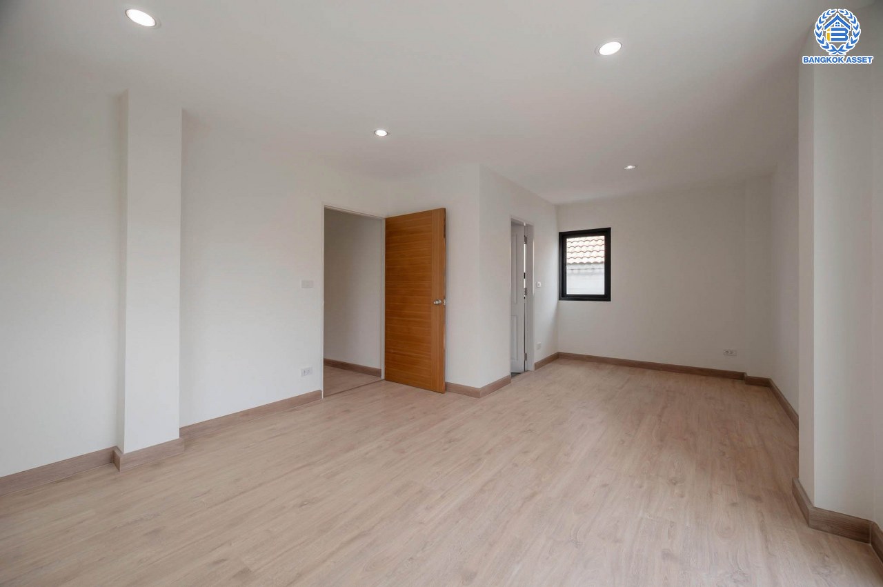 บ้านมือสองตกแต่งใหม่ โครงการ มณธานี บางแค บ้านเดี่ยว 3 ชั้น ดีไซน์หรูหรา เนื้อที่กว้าง 56.40 ตร.ว. พื้นที่ใช้สอย 240 ตร.ม. ฟังก์ชัน 5 ห้องนอน 4 ห้องน้ำ 2 ที่จอดรถ ฟังก์ชันครบตอบทุกไลฟ์สไตล์ บนทำเลศักยภาพ เชื่อมต่อถนนกาญจนาภิเษก ใกล้เดอะมอลล์บางแค ใกล้รถไฟฟ้าสายสีน้ำเงิน "สถานีหลักสอง" และจุดขึ้นทางด่วน "กาญจนาภิเษก"